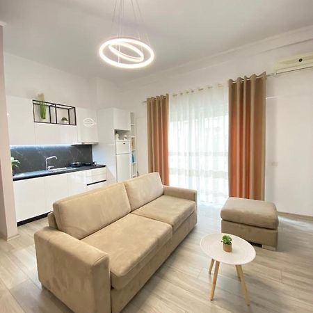 Newly Renovated One Bedroom Apartment In 티라나 외부 사진