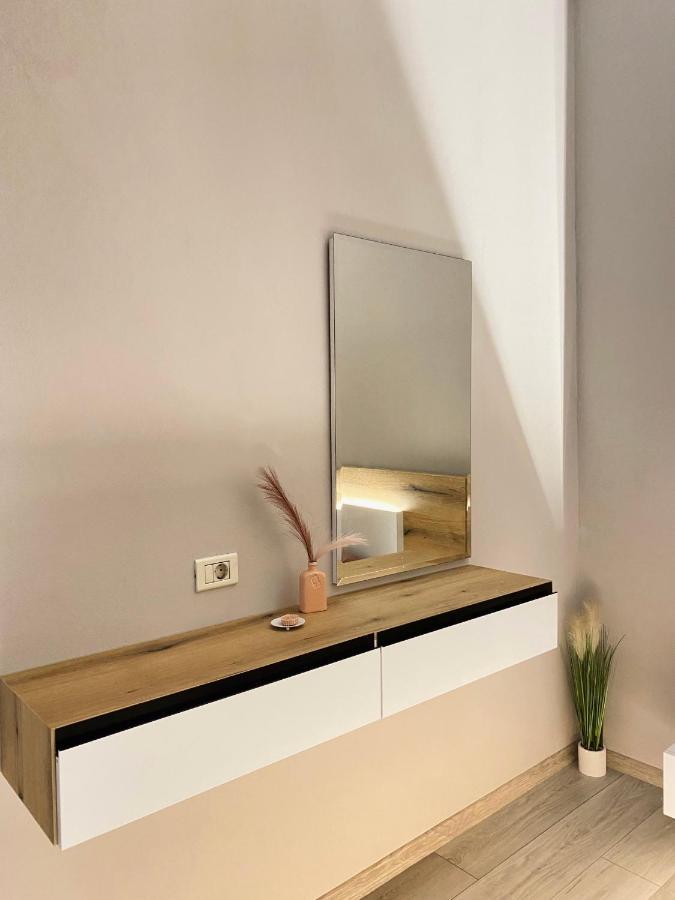 Newly Renovated One Bedroom Apartment In 티라나 외부 사진