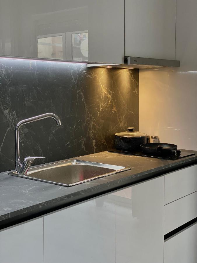 Newly Renovated One Bedroom Apartment In 티라나 외부 사진