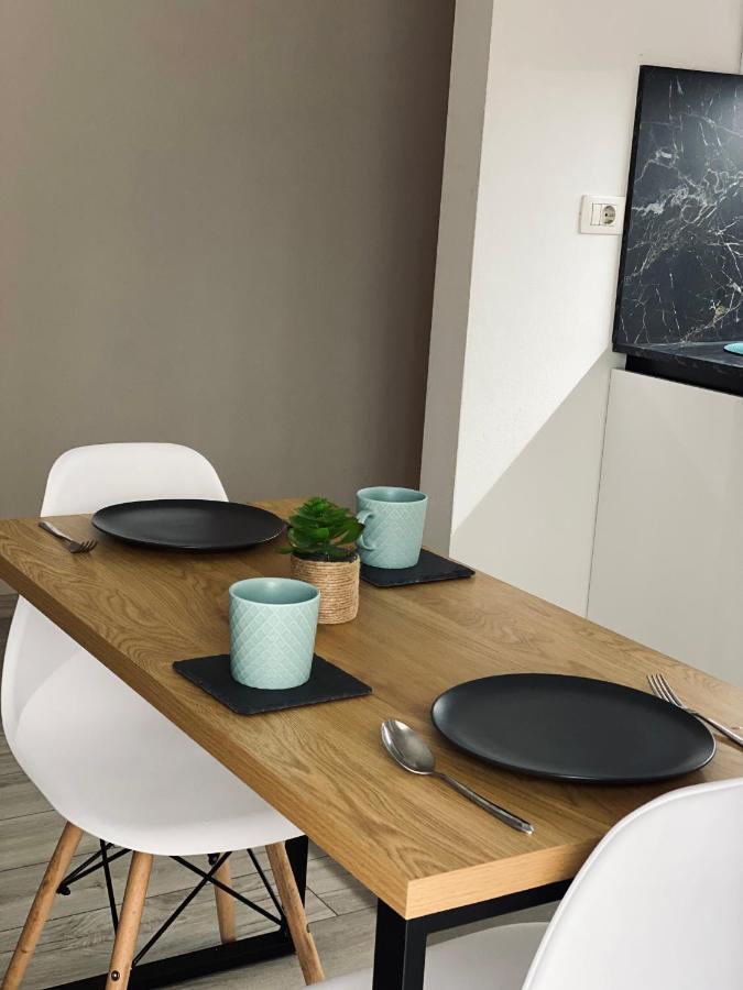 Newly Renovated One Bedroom Apartment In 티라나 외부 사진
