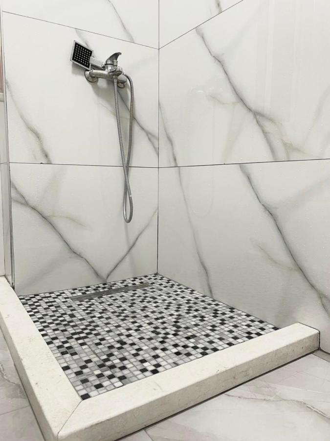 Newly Renovated One Bedroom Apartment In 티라나 외부 사진
